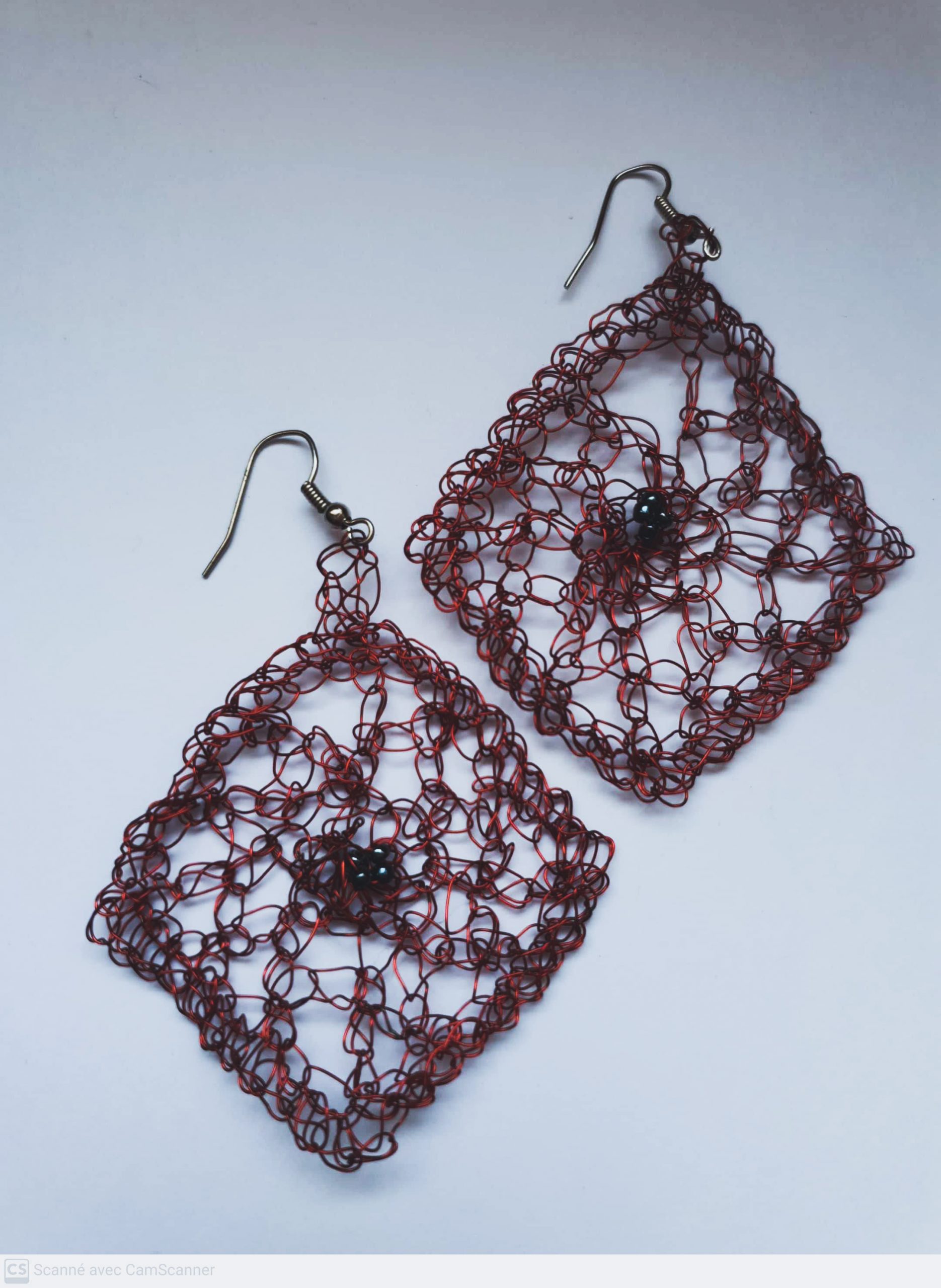boucles d'oreilles "carrées" couleur rouge
