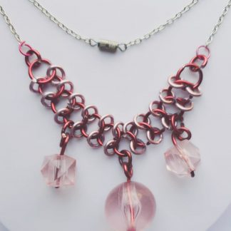 Pendentif chainmaille "reflet antique" avec charms couleurs bordeaux et lilas